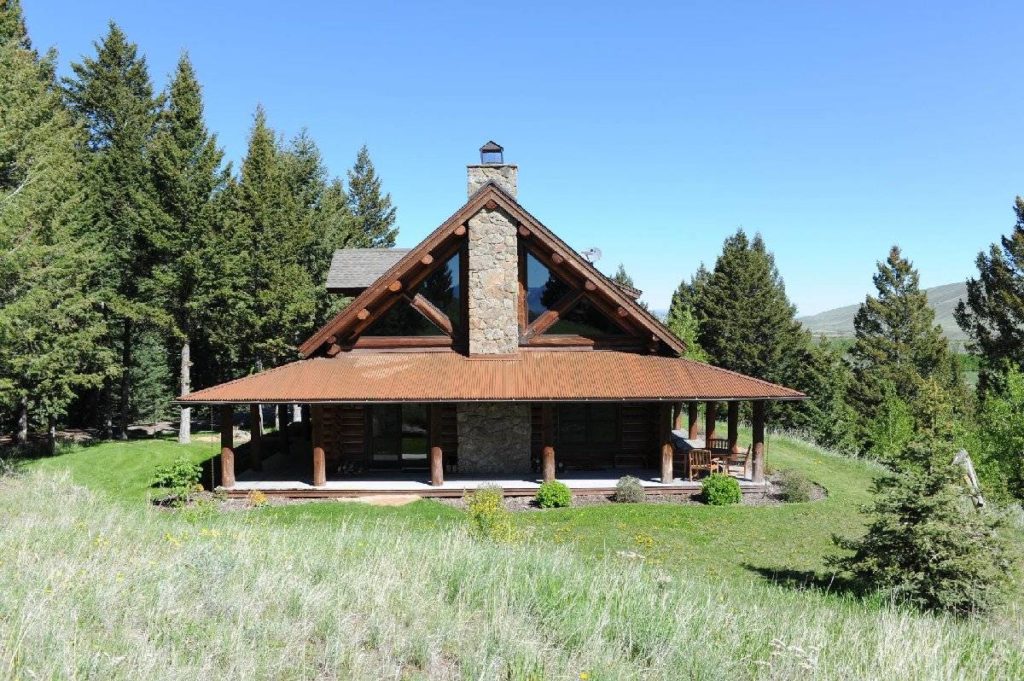 A Nice Remote House In the Woods